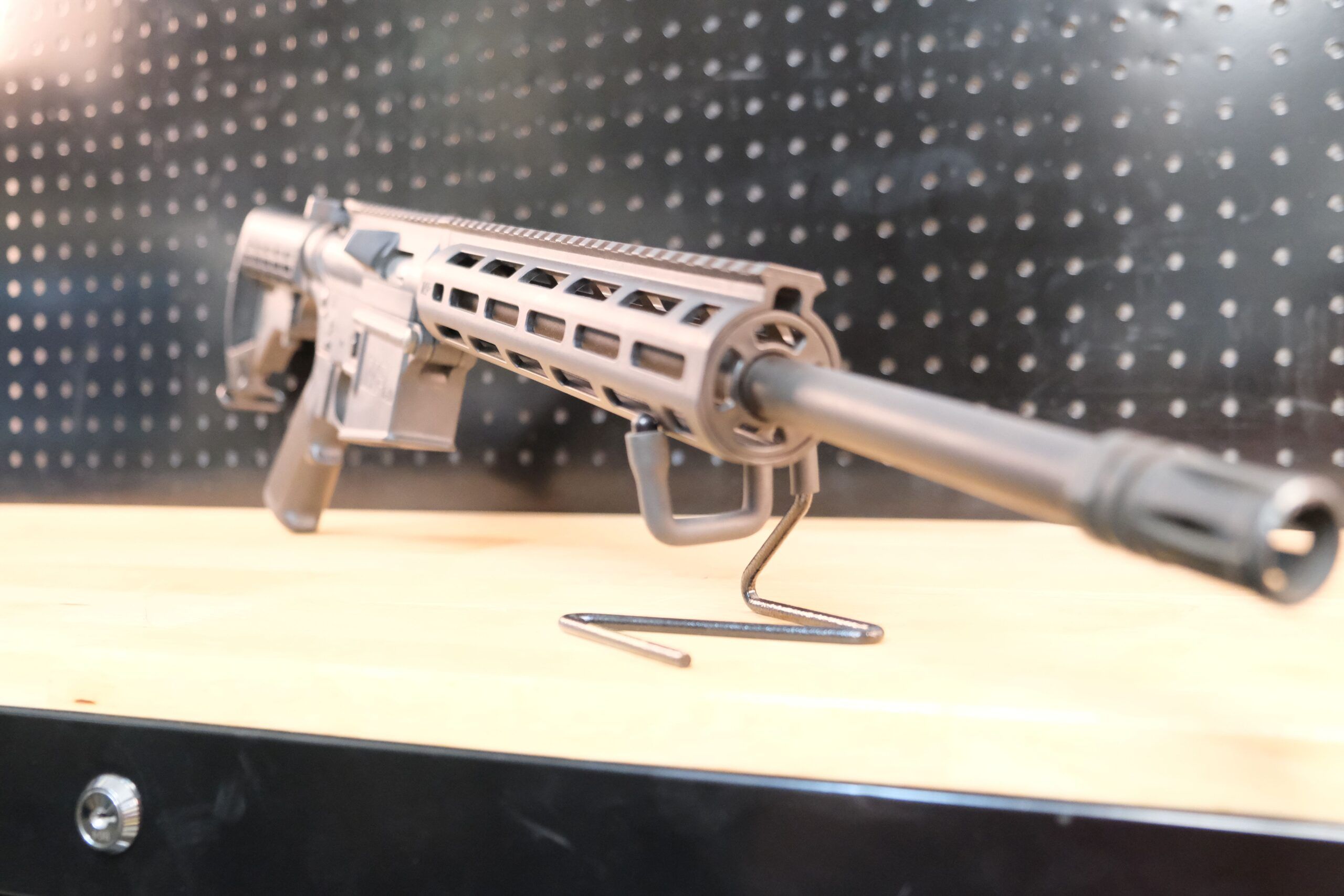 USED Smith & Wessn 15-22, 16' .22LR